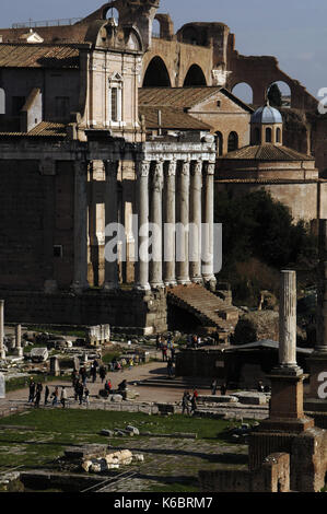 Italia. Roma. foro romano. tempio di Antonino e Faustina, oggi la chiesa di San Lorenzo in Miranda. Foto Stock