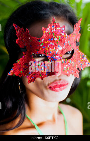 Giovane donna asiatica che indossa la maschera di impostazione interno, Cebu, Filippine Foto Stock