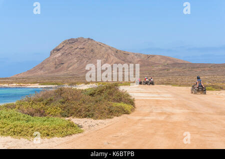 Capo Verde SAL vuoto spiaggia sabbiosa e baia vicino a Monte Leao mountain (Sleeping Lion montagna), Isola di Sal, Capo Verde, Oceano Atlantico, Africa Foto Stock