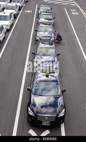 Sendai, Giappone - 5 Dic, 2016. molte automobili in attesa presso la stazione JR di Sendai, Giappone. sendai è di gran lunga la più grande città della regione di Tohoku e uno del c Foto Stock