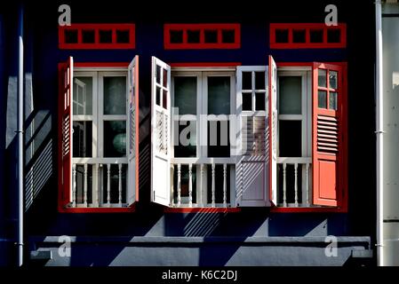 Singapore tradizionale negozio Casa esterno con facciata di colore grigio e rosso e bianco a lamelle in legno scuri nella storica area duxton. Foto Stock