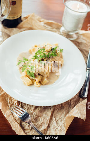 Gli spinaci fettuccine sulla piastra - Italian food style Foto Stock