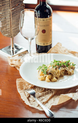 Fettuccine alfredo con zucchine, pancetta, maggiorana e menta Foto Stock