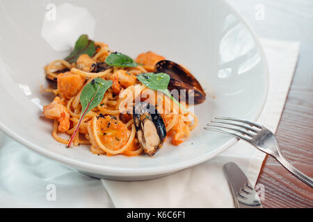 Piatti di pasta spaghetti alle vongole, gamberi e cocktail di frutti di mare vicino fino Foto Stock