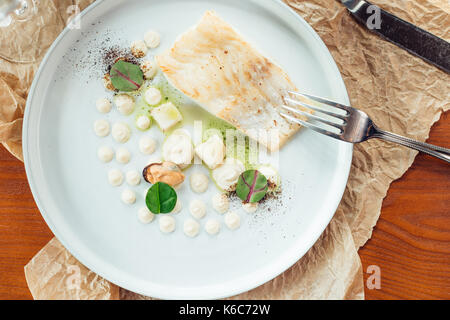 Filetto di salmone su un letto di broccoli e cavolfiori e carote Foto Stock