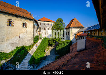 Edifici all'interno del castello di Bled, blejski grad, situato su una montagna rocciosa alta al di sopra del lago di Bled, blejsko jezero Foto Stock