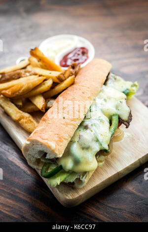 Gourmet di Philly cheese steak sandwich americano con patate fritte Foto Stock