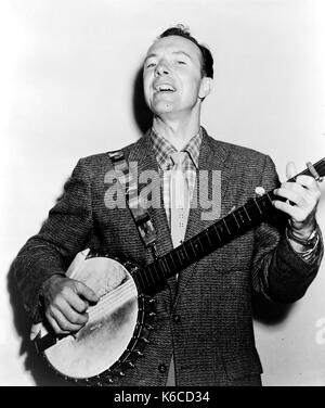 Pete SEEGER (1919-2014) musicista folk americano nel 1955 Foto Stock