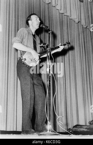 Pete SEEGER (1919-2014) musicista folk americano circa il 1944 Foto Stock