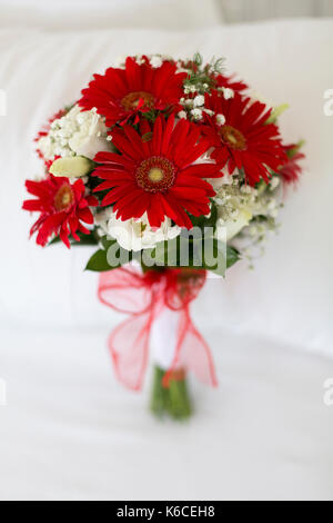 Bouquet di fiori con rosa e rose rosse Foto Stock