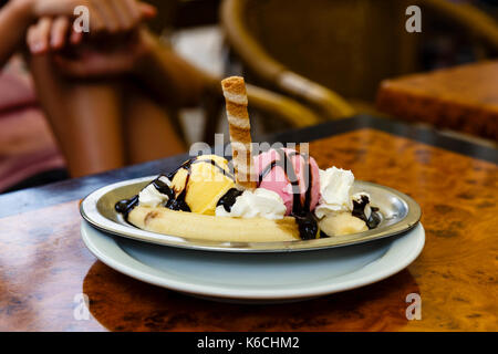 Gelato alla crema con le banane e diversi sapori di frutta su un tavolo Foto Stock