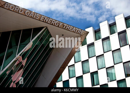 Bord Gais teatro di energia da architetto americano Daniel Libeskind e la facciata del marcatore Hotel, Grand Canal Square, Docklands. Dublino, Irlanda, Europa Foto Stock
