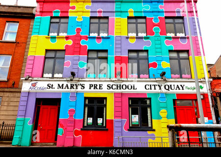 Facciata multicolore prescolastica di Santa Maria. Edificio a jigsaw sulla City Quay. Dublino, Repubblica d'Irlanda, Europa, Unione europea, UE. Foto Stock