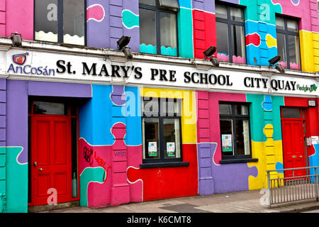 Facciata multicolore prescolastica di Santa Maria. Edificio a jigsaw sulla City Quay. Dublino, Repubblica d'Irlanda, Europa, Unione europea, UE. Foto Stock