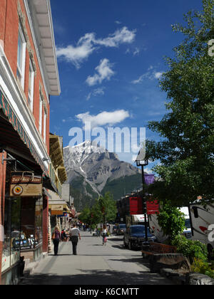 Banff Avenue con mount norquay nella distanza, banff, Alberta, Canada. Foto Stock