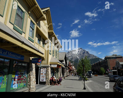 Banff Avenue con mount norquay nella distanza, banff, Alberta, Canada. Foto Stock