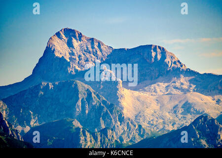 Vista aerea sulla vetta del monte Triglav dal vogel funivia hill station presso il lago di Bohinj, bohinjsko jezero nel parco nazionale del Triglav Foto Stock