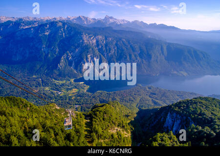 Vista aerea sul lago di Bohinj, bohinjsko jezero e il monte Triglav dal vogel funivia hill station nel parco nazionale del Triglav Foto Stock