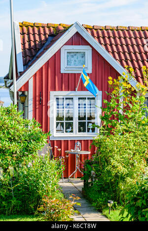 Karlskrona, Svezia - 28 agosto 2017: travel documentario di city gardens. dettaglio del timpano di cabina con indicatore di corsia e arbusti che lo circonda. lanterna sulla scheda Foto Stock