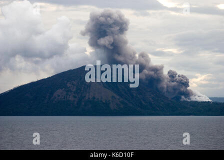 Tarvurvur eruzione vulcanica, rabaul, Nuova Bretagna, Papua Nuova Guinea. Foto Stock