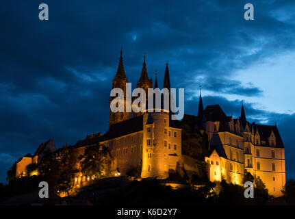 Meissen, Germania. Undicesimo Sep, 2017. Il albrechtsburg albrecht (castello) e le torri della cattedrale si può vedere la sera a Meissen, Germania, 11 settembre 2017. Il castello è uno dei più famosi tardo gotico monumenti architettonici ed è uno dei primi castelli tedeschi. photo: Monika skolimowska/dpa-zentralbild/dpa/alamy live news Foto Stock