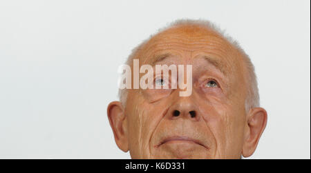 Stuttgart, Germania. Xv oct, 2010. cdu politcian heiner geissler, mediatore nei colloqui tra sostenitori e oppositori del controverso progetto ferroviario 'stuttgart 21', parla alla stampa dopo i colloqui di mediazione presso il municipio di Stoccarda, Germania, 15 ottobre 2010. foto: marijan murat | in tutto il mondo di utilizzo/dpa/alamy live news Foto Stock