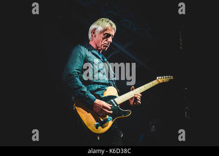 Genova, Italia. Undicesimo Sep, 2017. Genova, 2017 Settembre 11th: Paul Weller performing live sul palco del Porto Antico di Genova per il suo "una rivoluzione di tipo " tour 2017 Foto: Alessandro Bosio Credito: Alessandro Bosio/Alamy Live News Foto Stock