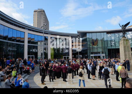 Woking, Regno Unito. Xii sett. 2017. Gli amanti dello shopping si riuniscono in piazza Giubileo dopo essere stati evacuati dalla pavoni e Wolsey Place Shopping Center, Woking. Credito: Jason legno/Alamy Live News Foto Stock