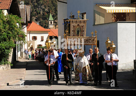 Laces, Italia. Xviii giugno, 2017.La tradizionale processione del Corpus Domini a Laces in Val Venosta centrale. prese 18.06.2017. photo: Reinhard kaufhold/dpa-zentralbild/zb | in tutto il mondo di utilizzo/dpa/alamy live news Foto Stock