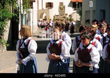 Laces, Italia. Il 18 giugno, 2017. tradizionale processione del Corpus Domini a Laces in Val Venosta centrale. prese 18.06.2017. photo: Reinhard kaufhold/dpa-zentralbild/zb | in tutto il mondo di utilizzo/dpa/alamy live news Foto Stock