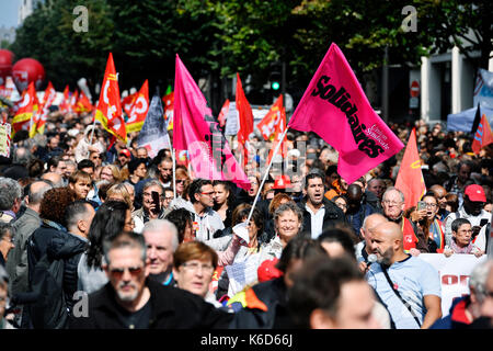 Parigi, Francia. 12 settembre 2017. Giornata di sciopero e di protesta contro la riforma del diritto del lavoro con sindacati francesi, lavoratori del terreno e artisti circensi in prima linea Credit: Frédéric VIELCANET/Alamy Live News Foto Stock