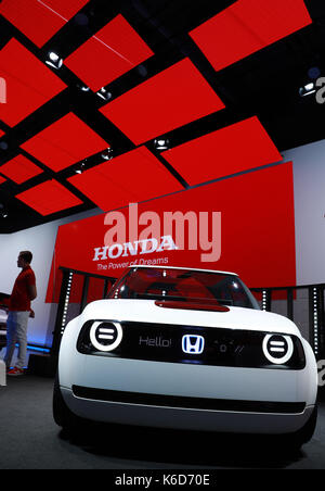 (170912) -- Francoforte, sept. 12, 2017 (Xinhua) -- fotografia scattata a sept. 12, 2017 mostra una honda ev urban concept car sul palco durante il 2017 international motor show IAA di Francoforte, in Germania. (Xinhua/luo huanhuan) (zjy) Foto Stock