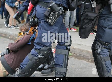 Parigi, Francia. Xii Sep, 2017. Un francese di strappare la squadra manifestante arresto dopo scontri a seguito di loi travail marzo a Parigi credito: conall kearney/alamy live news Foto Stock