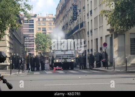 Parigi, Francia. Xii Sep, 2017. cannone ad acqua viene distribuito dopo scontri a Parigi credito: conall kearney/alamy live news Foto Stock