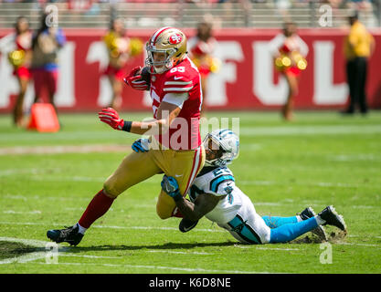 Santa Clara, CA. Decimo Sep, 2017. San Francisco 49ers stretto fine George Kittle (85) viene affrontato da Carolina Panthers sicurezza forte Mike Adams (29) durante la NFL partita di calcio tra la Carolina Panthers e San Francisco 49ers a Levi's Stadium di Santa Clara, CA. Carolina sconfitto San Francisco 23-3. Damon Tarver/Cal Sport Media/Alamy Live News Foto Stock