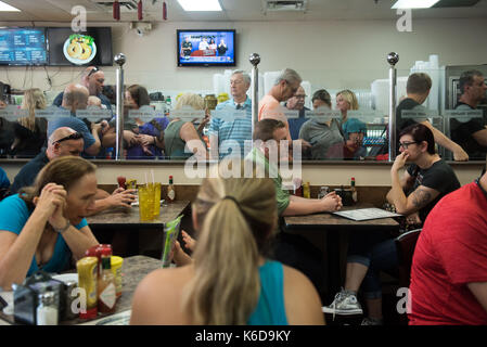 Il parco, Florida, Stati Uniti d'America. Xii Sep, 2017. persone attendere in linea per la prima colazione presso la Western biscotto salato diner nel parco, fla. mentre migliaia di housholds e aziende in Florida sono ancora al di fuori del potere dopo l uragano irma e fresco il cibo caldo è difficile da trovare. Credito: orit ben-ezzer/zuma filo/alamy live news Foto Stock