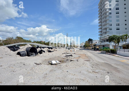 Miami BEACH, FL - 12 SETTEMBRE: (COPERTURA esclusiva) ***NO NY DAILIES*** I Residenti hanno aspettato ore per superare la strada rialzata per tornare a South Beach dopo un'evacuazione obbligatoria solo per trovare Gli Effetti di Extreme Categoria 5 uragano Irma. La spiaggia, Ocean Drive, Collins Ave, Miami Marina e anche il porto di Miami, che sono sempre pieni di persone, Le barche e le navi da crociera erano tutte vuote e avevano quasi una calma morta erie ad esso come elicotteri milatary falco nero pattugliato le spiagge, come i residenti di ritorno alla loro casa e business il 12 settembre 2017 a Miami Beach, Florida Persone: Collin Foto Stock