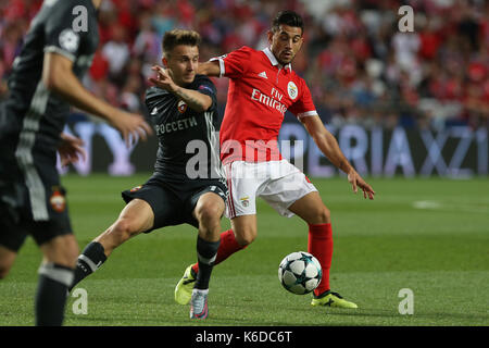 Lisbona, Portogallo. Xii Sep, 2017. benfica"s centrocampista pizzi dal Portogallo (r) e il CSKA moskva"s centrocampista aleksandr golovin dalla Russia (l) durante la SL Benfica v cska moskva - UEFA Champions League round uno corrispondono a Estadio da Luz il 12 settembre 2017 a Lisbona, Portogallo. ( Credito: bruno barros/alamy live news Foto Stock