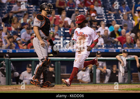 Philadelphia, Pennsylvania, USA. Xii Sep, 2017. Phillies Philadelphia center fielder Odubel Herrera (37) viene fornito al cliente come Miami Marlins catcher J.T. Realmuto (11) si affaccia su durante la MLB gioco tra il Miami Marlins e Philadelphia Phillies al Citizens Bank Park di Philadelphia, Pennsylvania. Christopher Szagola/CSM/Alamy Live News Foto Stock