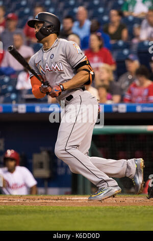 Philadelphia, Pennsylvania, USA. Xii Sep, 2017. Miami Marlins diritto fielder Giancarlo Stanton (27) in azione durante la partita MLB tra il Miami Marlins e Philadelphia Phillies al Citizens Bank Park di Philadelphia, Pennsylvania. Christopher Szagola/CSM/Alamy Live News Foto Stock