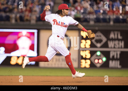 Philadelphia, Pennsylvania, USA. Xii Sep, 2017. Philadelphia Phillies shorstop Freddy Galvis (13) in azione durante la partita MLB tra il Miami Marlins e Philadelphia Phillies al Citizens Bank Park di Philadelphia, Pennsylvania. Christopher Szagola/CSM/Alamy Live News Foto Stock