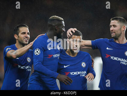 Londra, Regno Unito. Xii Sep, 2017. tiemoue bakayoko (2 l) del Chelsea festeggia con i compagni di squadra dopo il punteggio durante la UEFA Champions League group c match tra Chelsea e qarabag fk a Stadio Stamford Bridge a Londra, in Gran Bretagna il sept. 12, 2017. Chelsea ha vinto 6-0. Credito: han yan/xinhua/alamy live news Foto Stock