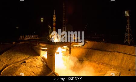 Il soyuz ms-06 navicella spaziale si solleva per la stazione spaziale internazionale con spedizione 53 equipaggi dal cosmodromo di Baikonur settembre 13, 2017 di Baikonur in Kazakhstan. astronauta americano mark vande hei della NASA, soyuz commander misurkin alexander di roscosmos e astronauta americano Joe acaba della Nasa si trascorrere 3 mesi e mezzo a bordo del laboratorio orbitante. Foto Stock