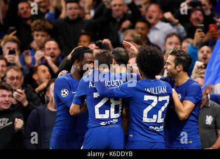 Londra, Regno Unito. Xii Sep, 2017. I giocatori del Chelsea celebrare dopo rigature durante la UEFA Champions League group c match tra Chelsea e qarabag fk a Stadio Stamford Bridge a Londra, in Gran Bretagna il sept. 12, 2017. Chelsea ha vinto 6-0. Credito: han yan/xinhua/alamy live news Foto Stock