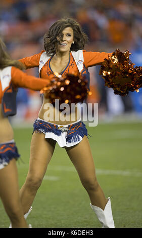 Denver, Colorado, Stati Uniti d'America. Undicesimo Sep, 2017. A Denver Broncos Cheerleader intrattiene la folla durante la 2a. Mezza a autorità sportive Field at Mile High lunedì notte. I Broncos battere i caricatori 24-21. Credito: Hector Acevedo/ZUMA filo/Alamy Live News Foto Stock