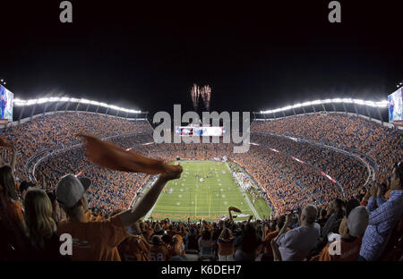 Denver, Colorado, Stati Uniti d'America. Undicesimo Sep, 2017. Cavalli selvaggii sono i fuochi d'artificio lanciato all'inizio del giocatore le presentazioni durante la 1a. Mezza a autorità sportive Field at Mile High lunedì notte. I Broncos battere i caricatori 24-21. Credito: Hector Acevedo/ZUMA filo/Alamy Live News Foto Stock