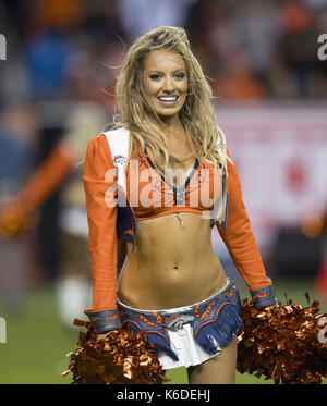 Denver, Colorado, Stati Uniti d'America. Undicesimo Sep, 2017. A Denver Broncos Cheerleader intrattiene la folla durante la 2a. Mezza a autorità sportive Field at Mile High lunedì notte. I Broncos battere i caricatori 24-21. Credito: Hector Acevedo/ZUMA filo/Alamy Live News Foto Stock