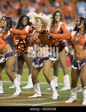 Denver, Colorado, Stati Uniti d'America. Undicesimo Sep, 2017. Denver Broncos Cheerleaders intrattenere la folla durante il 1st. Mezza a autorità sportive Field at Mile High lunedì notte. I Broncos battere i caricatori 24-21. Credito: Hector Acevedo/ZUMA filo/Alamy Live News Foto Stock