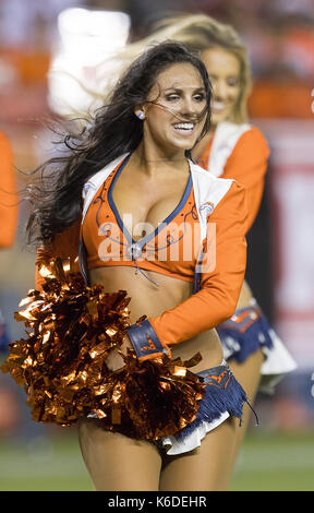 Denver, Colorado, Stati Uniti d'America. Undicesimo Sep, 2017. A Denver Broncos Cheerleader intrattiene la folla durante il 1st. Mezza a autorità sportive Field at Mile High lunedì notte. I Broncos battere i caricatori 24-21. Credito: Hector Acevedo/ZUMA filo/Alamy Live News Foto Stock