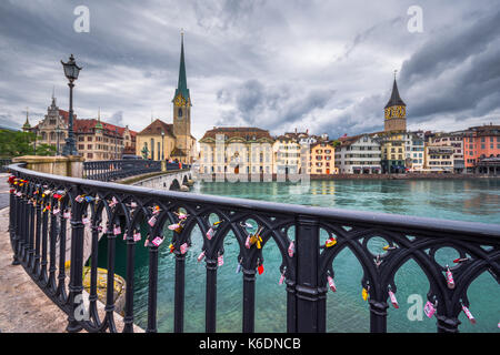 Bellissima vista del centro storico della città di Zurigo con amore pad si blocca sulle barre e la famosa Chiesa di Fraumuenster, Zurigo, Svizzera. Foto Stock